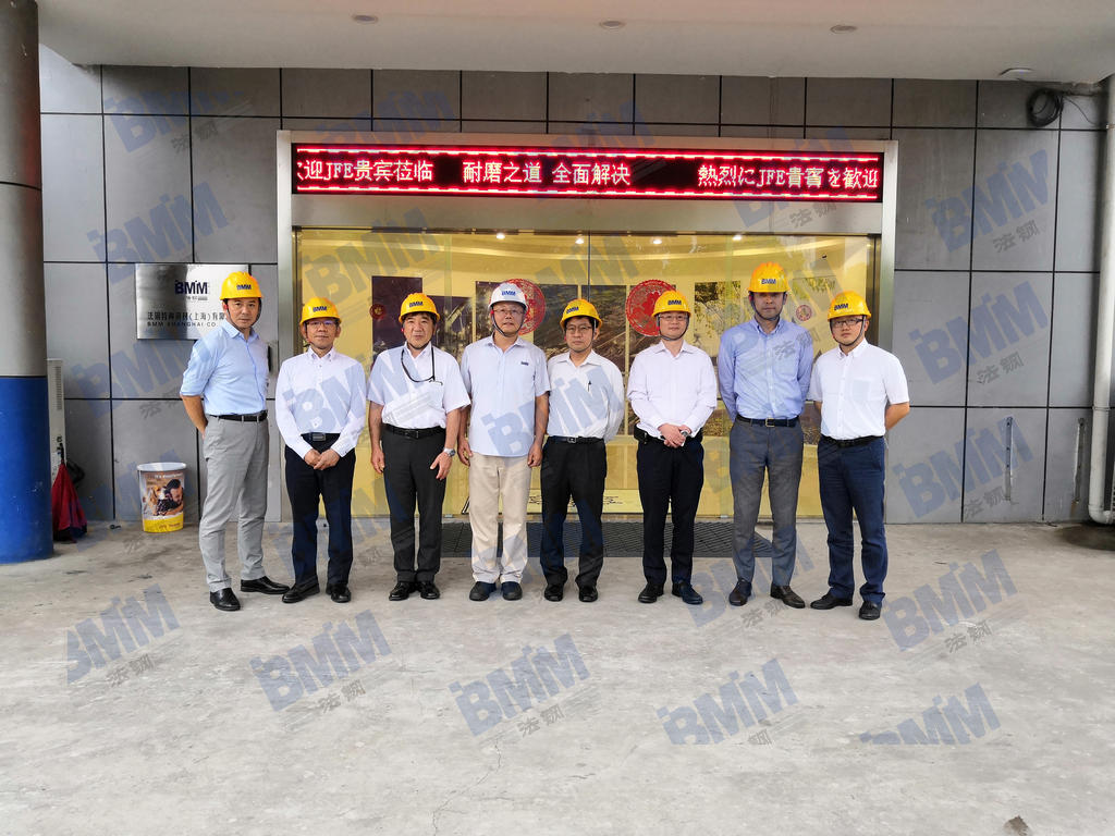 JFE钢铁高层人员一行在YP电子行政楼前合影留念
