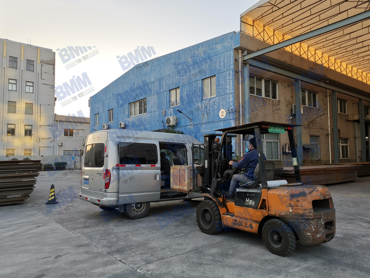 YP电子紧急交付的医用破碎机配件正在装车