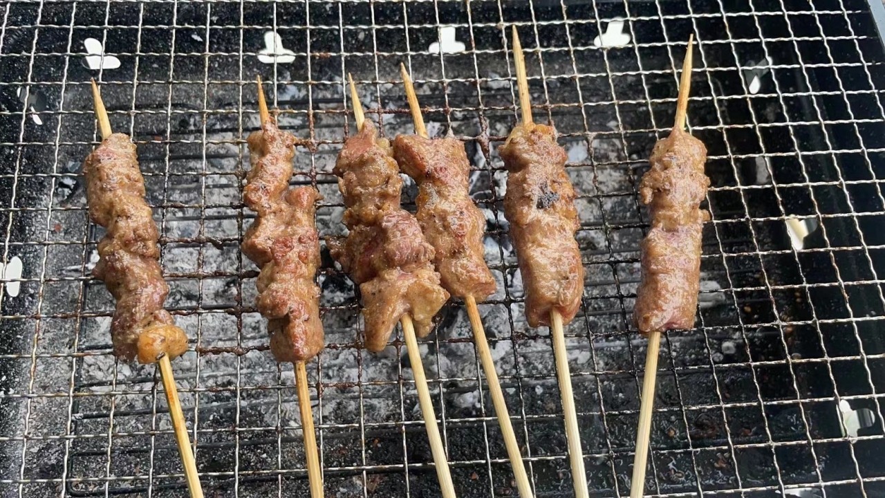 YP电子员工BBQ1