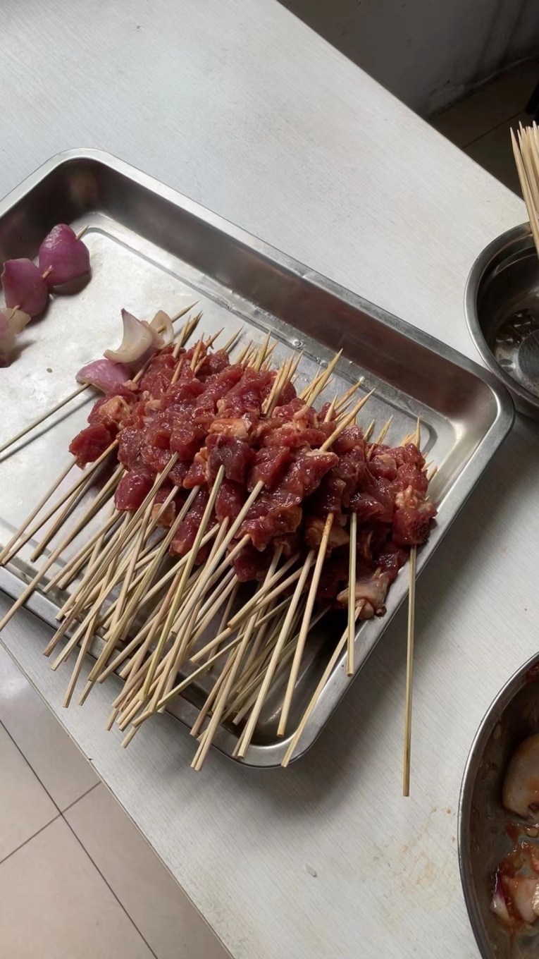 YP电子员工BBQ3
